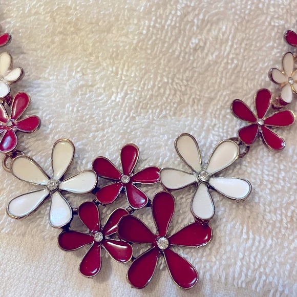 Gorgeous Red and White Floral Necklace - Picture 4 of 5
